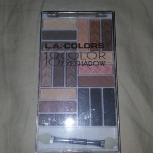 18 color eyeshadow 👀$3 OR FREE WITH PURCHASE👀